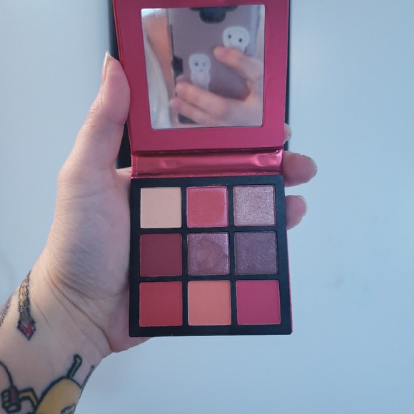 Huda Beauty Ruby Obsessions Palette - Picture 2 of 3